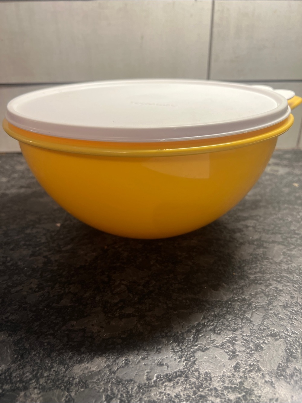 Tupperware Fix-N-Mix Yellow Plastic Mixing Bowl with White Lid - LIKE NEW